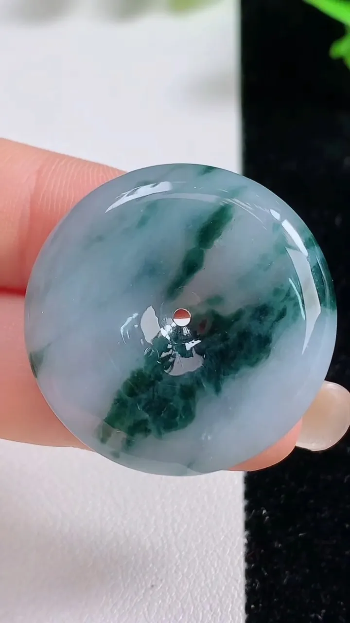 天然A货翡翠飘花平安扣吊坠，尺寸30.8-5.8，重量:12.85g
9月16日