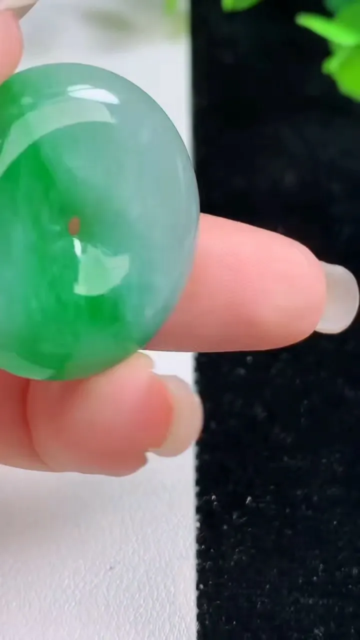 天然A货翡翠平安扣吊坠，尺寸29.5-6，重量:10.99g
9月16日