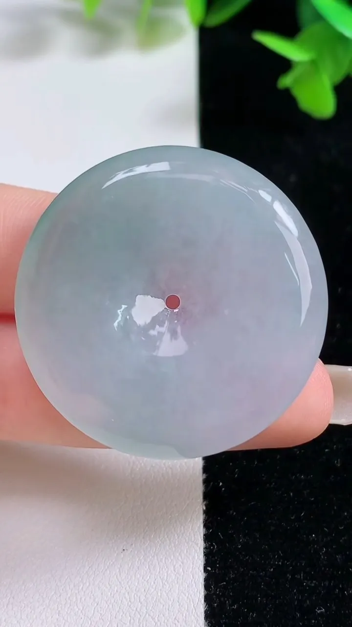 天然A货翡翠平安扣吊坠，尺寸37.8-5，重量:17.39g
9月16日
