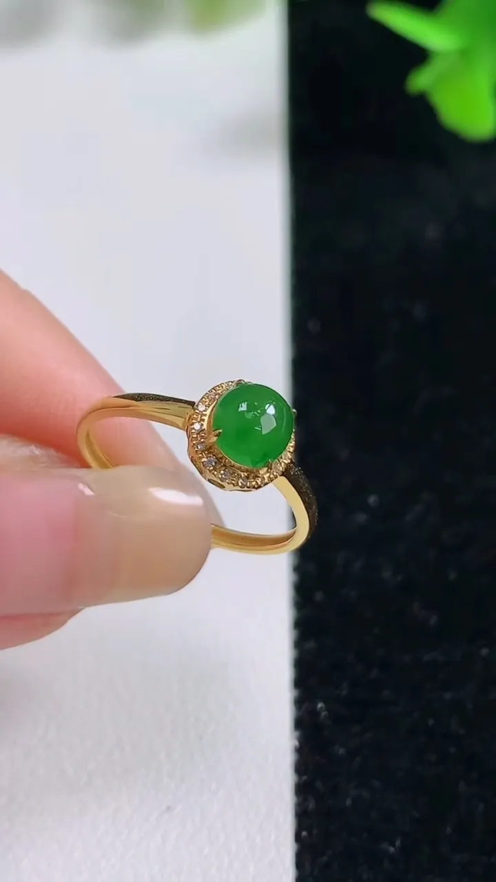 天然A货翡翠蛋面戒指，尺寸18.7-5.5，重量:1.25g2025年9月16日
工厂直销收藏佳品,种好水足，色泽均匀，有种有色，上手高大气！