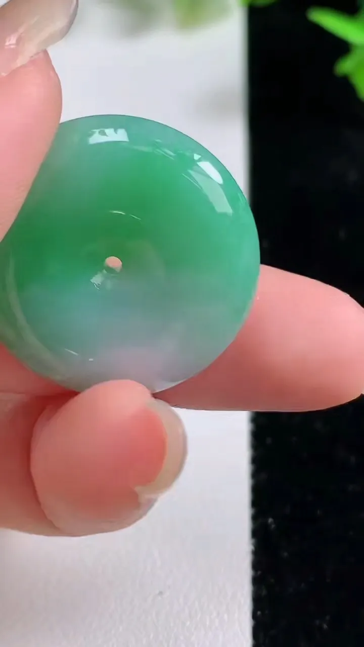 天然A货翡翠平安扣吊坠，尺寸26.4-6.5，重量:10.20g
9月16日