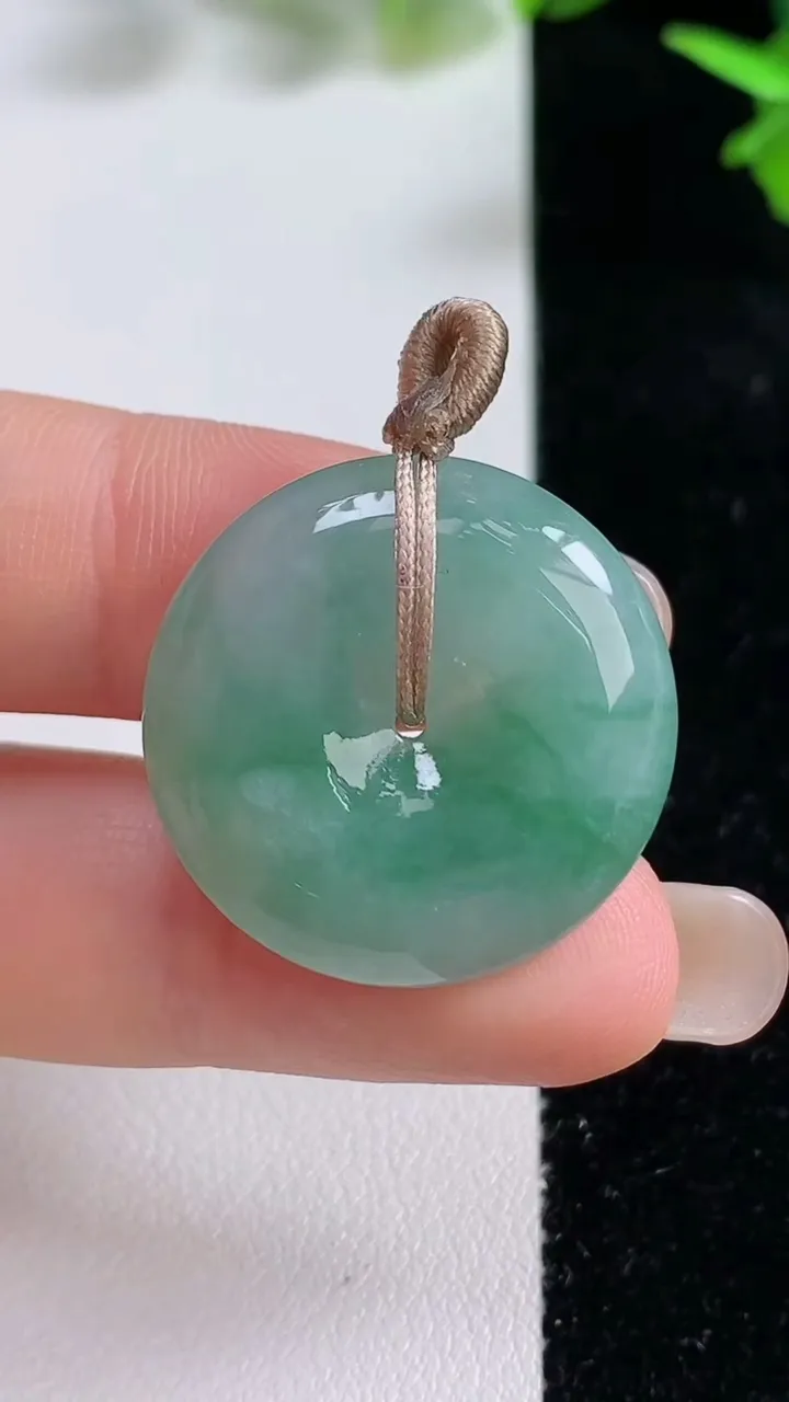 天然A货翡翠平安扣吊坠，尺寸25-6，重量:8.28g
9月16日