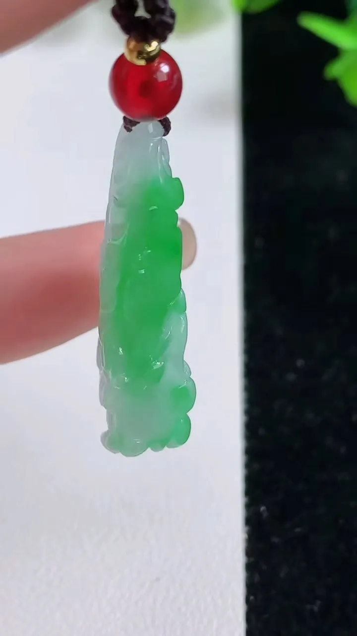 天然A货翡翠白菜吊坠，尺寸36.3-14.7-8.6，重量:7.97g
9月16日