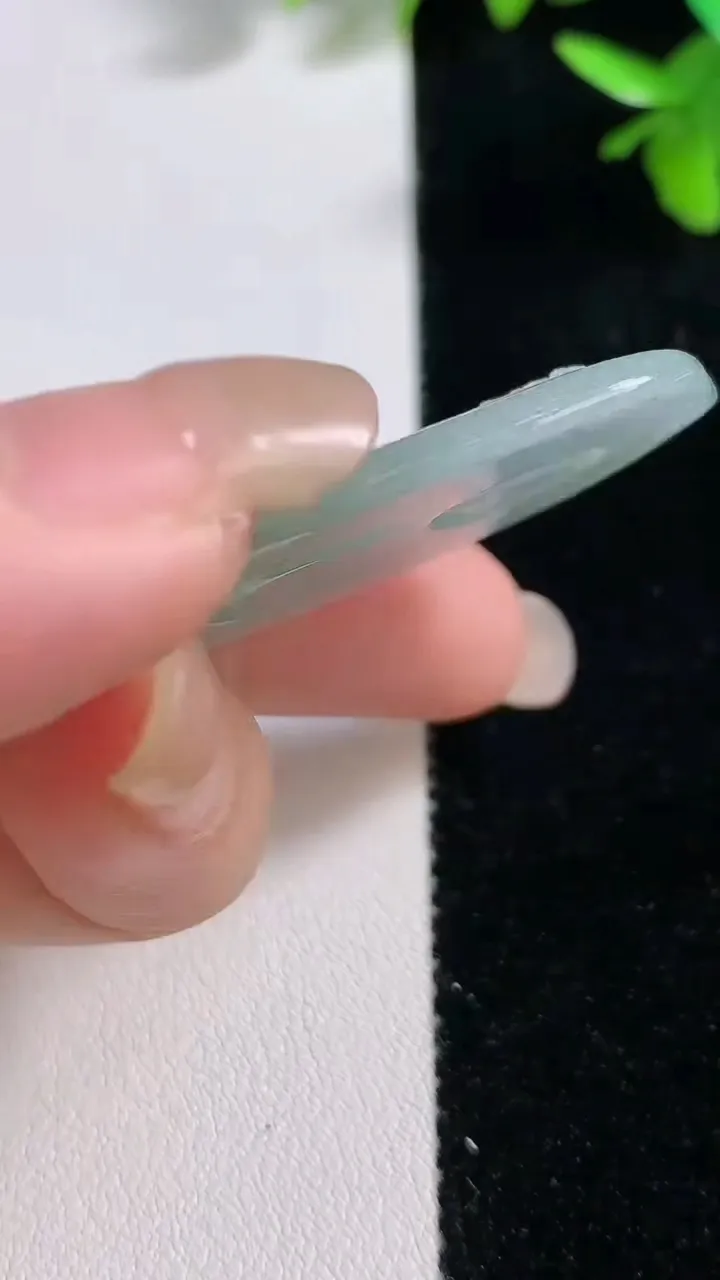 天然A货翡翠大日如来吊坠，尺寸65-27-5.3，重:18.60g
9月16日