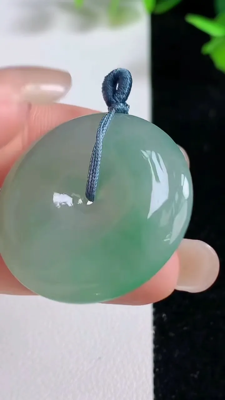 天然A货翡翠平安扣吊坠，尺寸30.8-5.3，重量:11.05g
9月16日