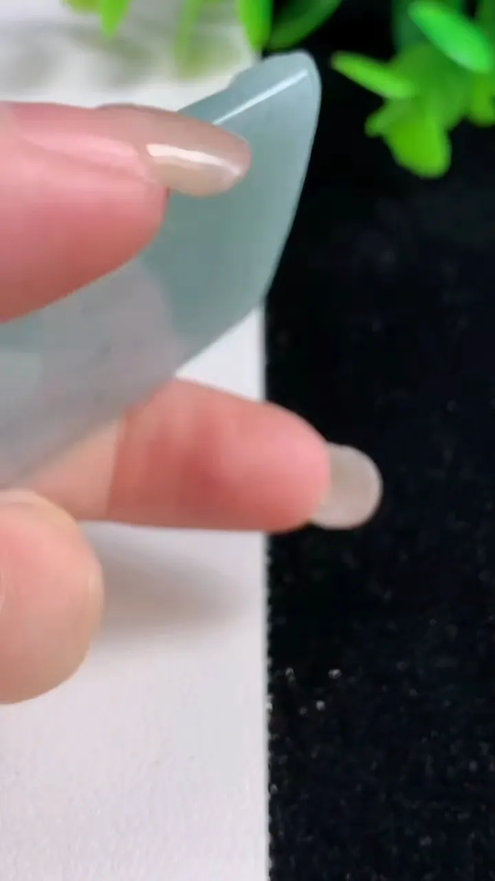 天然A货翡翠冰种飘花大势至观音菩萨吊坠，尺寸61.7-40-5，重量:34.01g
9月16日