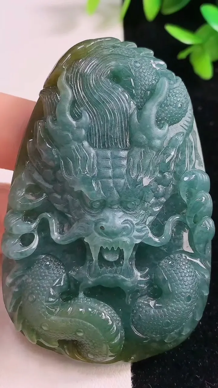 天然A货翡翠蓝水双彩龙牌吊坠，尺寸69.5-45-12，重:67.64g
9月16日