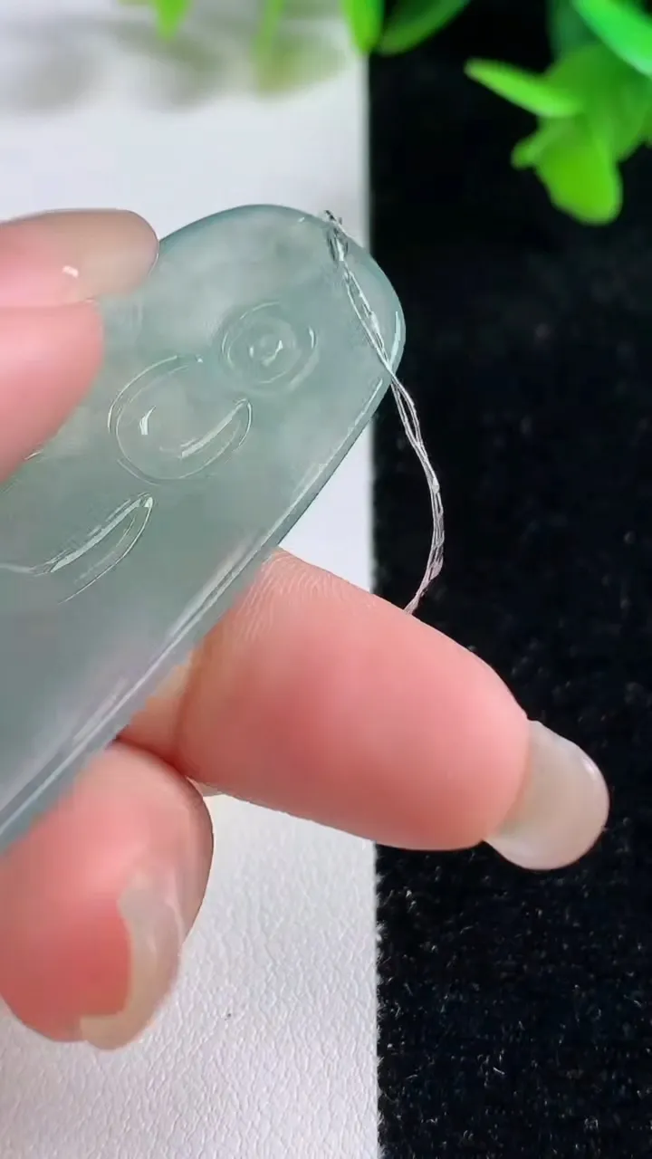 天然A货翡翠冰种飘花观音菩萨吊坠，尺寸56.2-23.6-5.5，重量:16.78g
9月16日