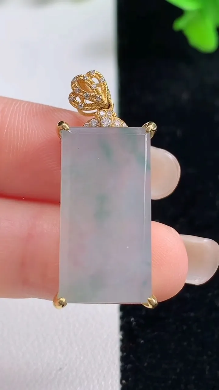 天然A货翡翠种飘花无事牌吊坠，尺寸26-14.5-6.4，重量:6.11g
9月16日