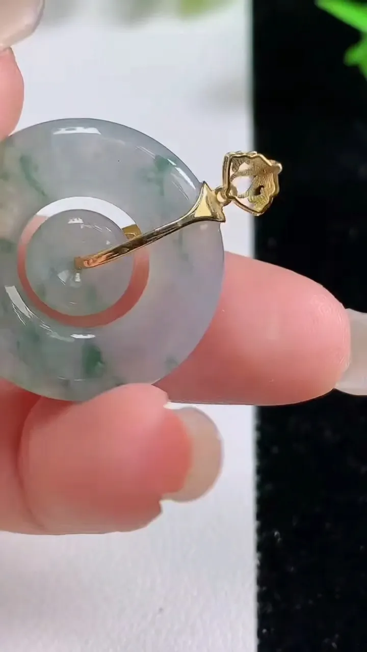 天然A货翡翠种飘花母子平安扣吊坠，尺寸25.6-4.2，重量:6.52g
9月16日