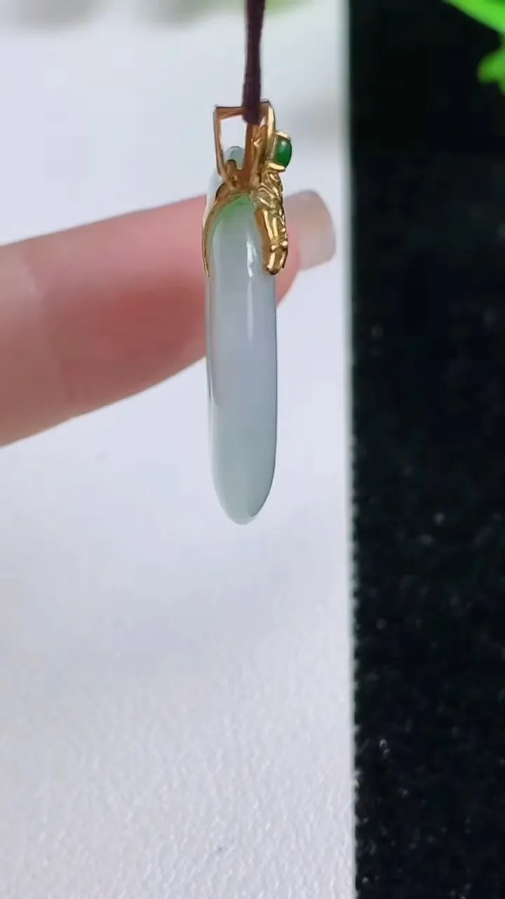 天然A货翡翠平安环吊坠，尺寸24-3.8，重量:4.80g
9月16日