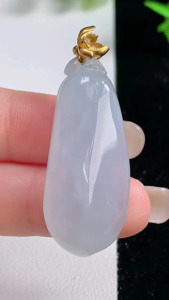 天然A货翡翠种白冰福瓜吊坠，尺寸39-16.6-8，重量:9.79g
9月16日
