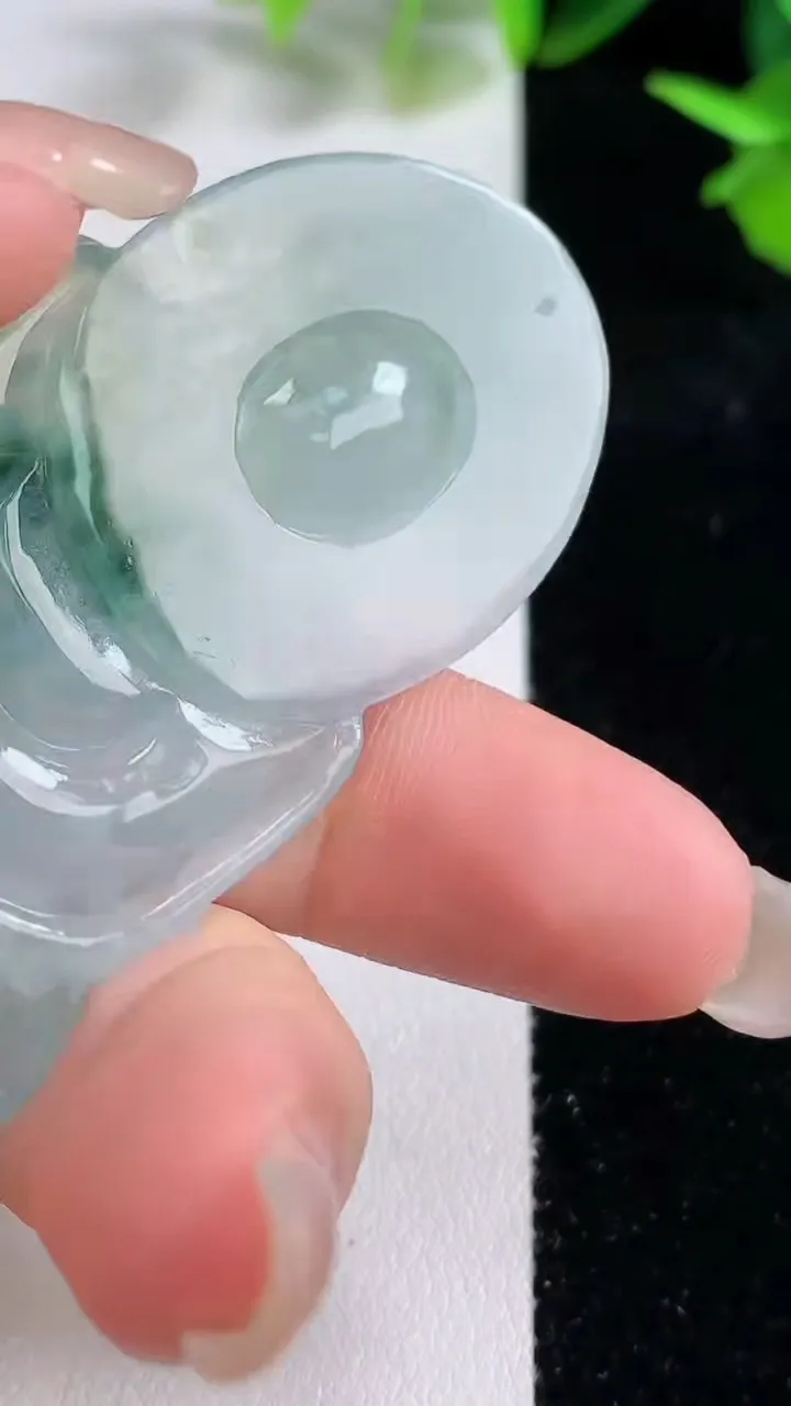 天然A货翡翠冰种飘花观音菩萨吊坠，尺寸63.3-39-4.5，重量:19.72g
9月16日