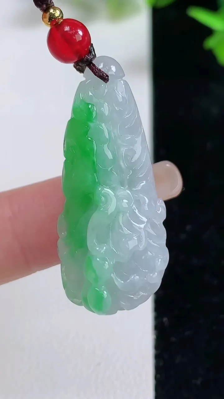 天然A货翡翠白菜吊坠，尺寸36.3-14.7-8.6，重量:7.97g
9月16日