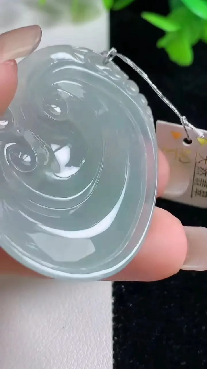 天然A货翡翠冰种飘花如意吊坠，尺寸50.3-36.2-6，重量:18.34g
9月16日