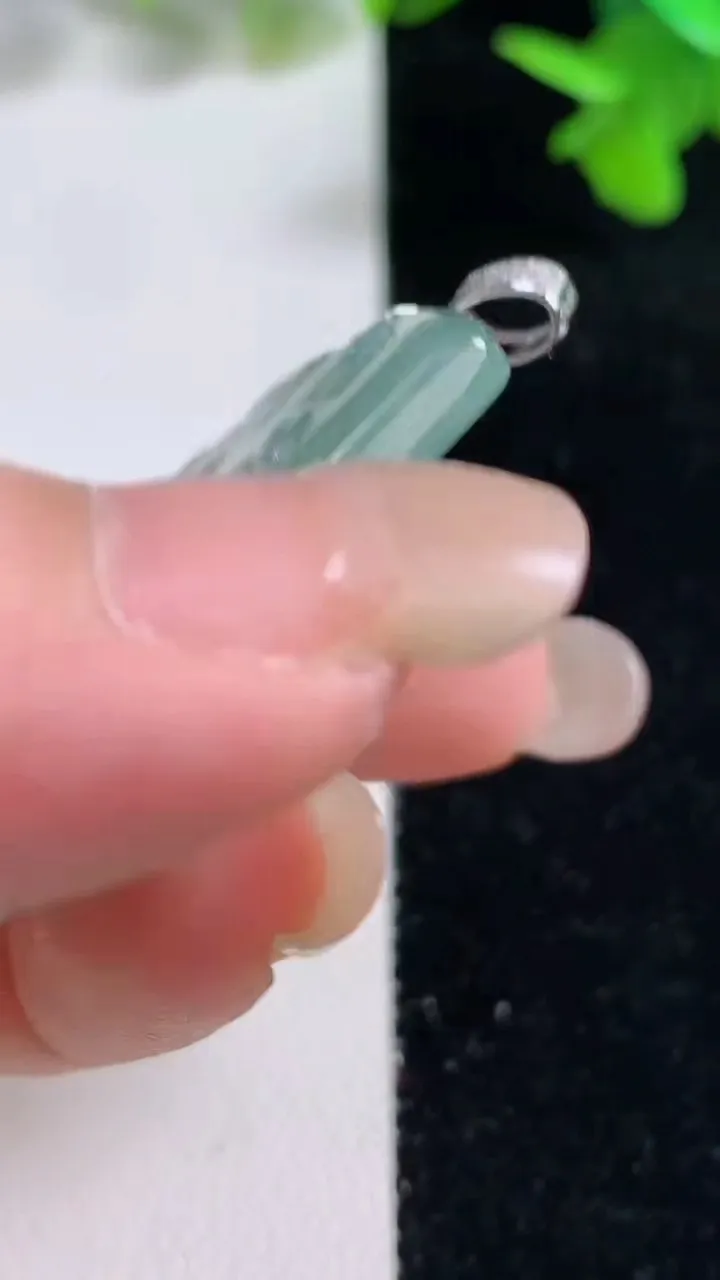 天然A货翡翠山水牌吊坠，尺寸46.6-33.5-5.4，重量:23.57g
9月16日