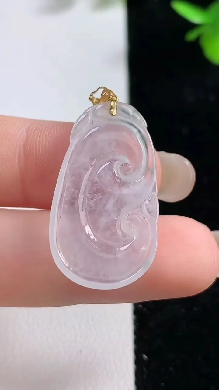 天然A货翡翠种白冰如意吊坠，尺寸22-17-2.5，重:2.57g
9月16日
