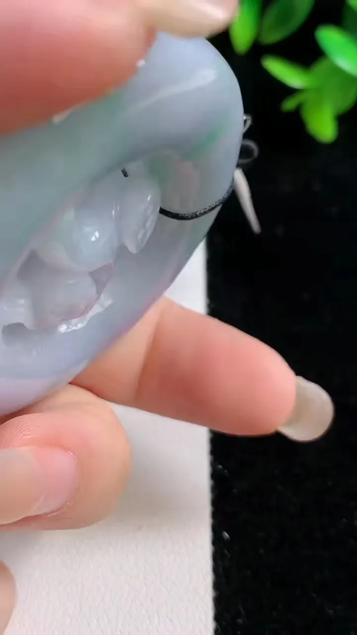 天然A货翡翠春带彩 紫罗兰生肖猴吊坠，尺寸51.5-14，重:72.01g
9月16日