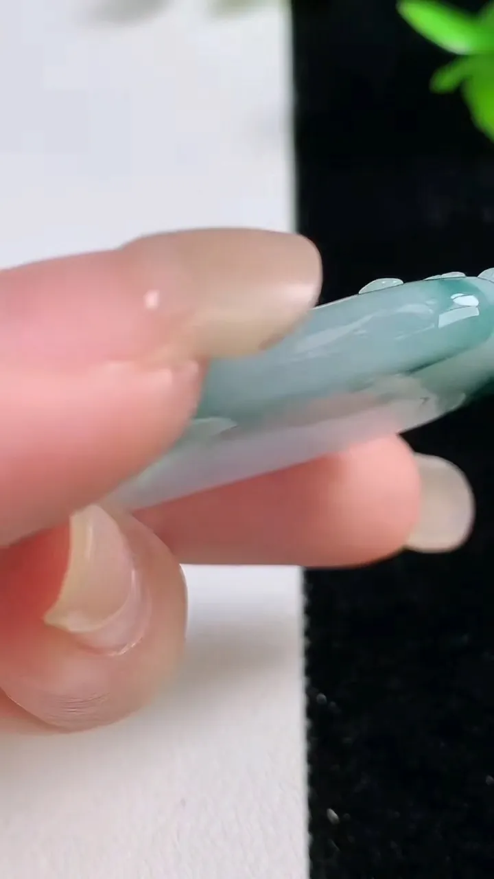天然A货翡翠飘花观音菩萨吊坠，尺寸59-32-11，重:21.43g
9月16日