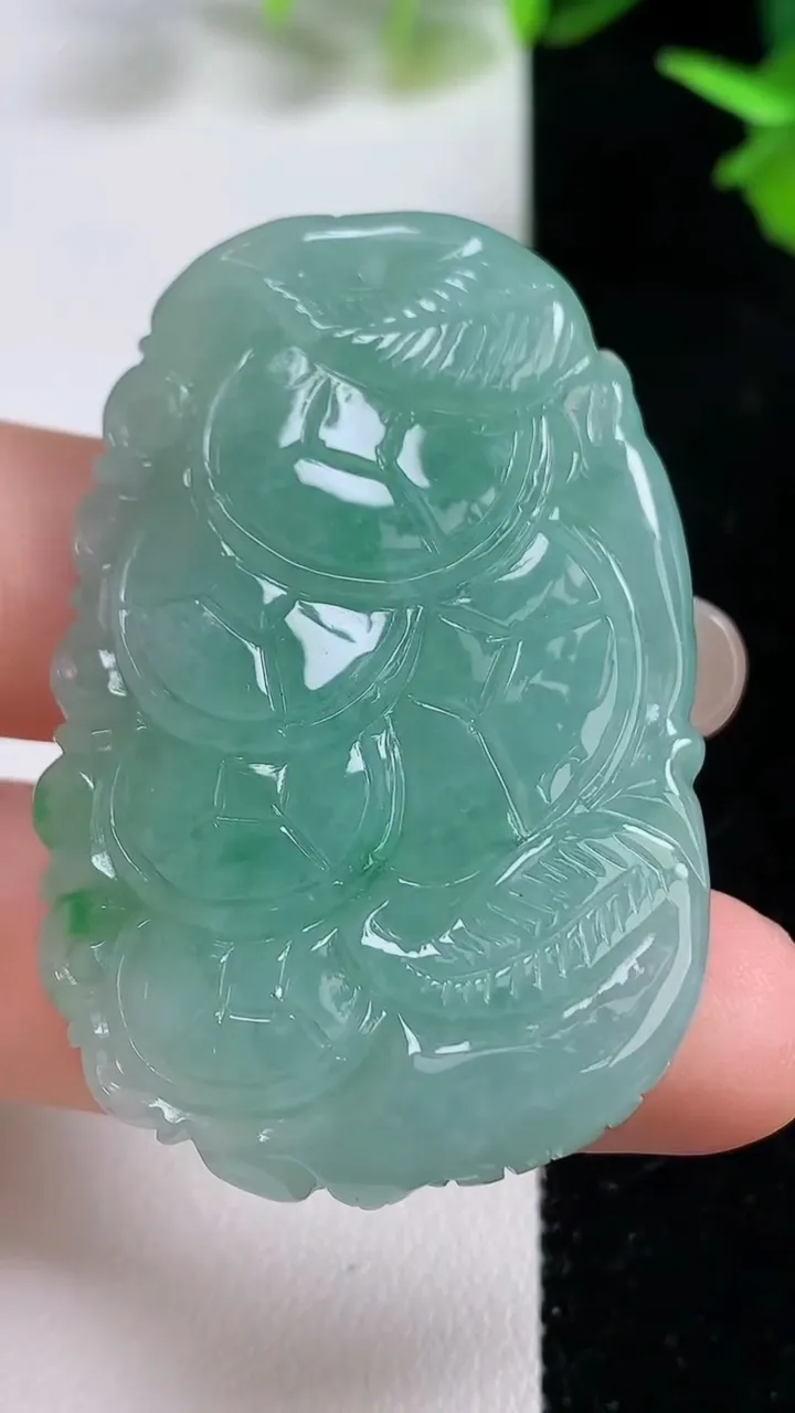 天然A货翡翠荷叶鱼吊坠，尺寸49-32.8-8.2，重量:25.86g
9月16日