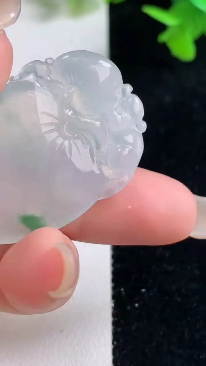 天然A货翡翠冰种飘花寿桃吊坠，尺寸39.8-26.4-5.5，重量:11.10g
9月16日