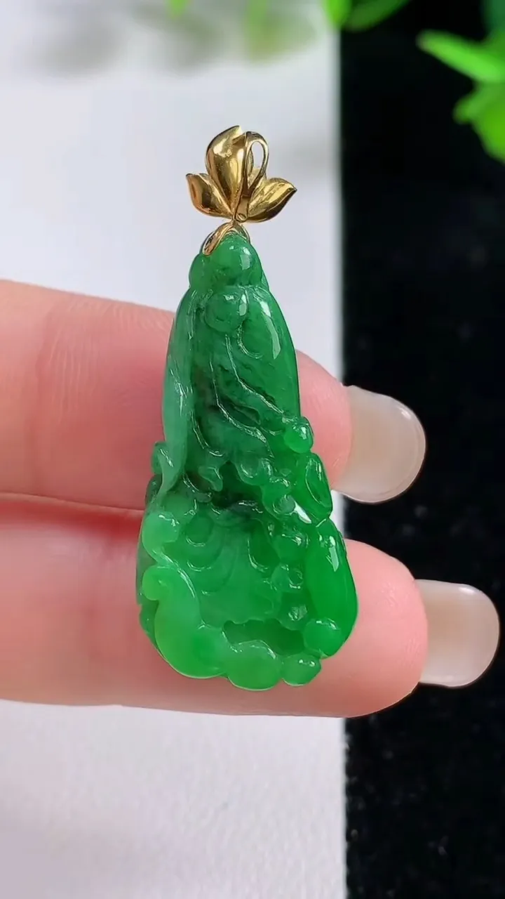 天然A货翡翠白菜吊坠，尺寸31-13.3-5.4，重量:4.54g
9月16日