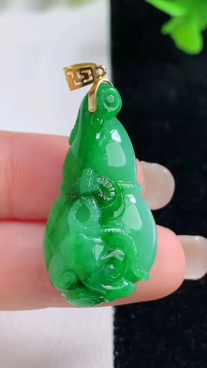 天然A货翡翠葫芦吊坠，尺寸34.8-18.8-10.7，重量:9.44g
9月16日