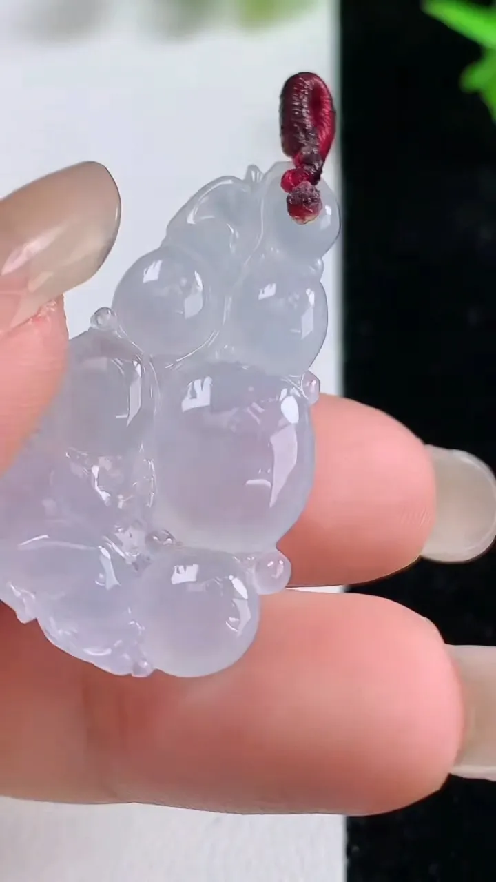 天然A货翡翠生肖猴吊坠，尺寸34.3-19-3.8，重量:5.12g
9月16日