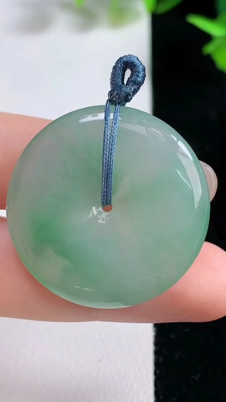 天然A货翡翠平安扣吊坠，尺寸30.8-5.3，重量:11.05g
9月16日