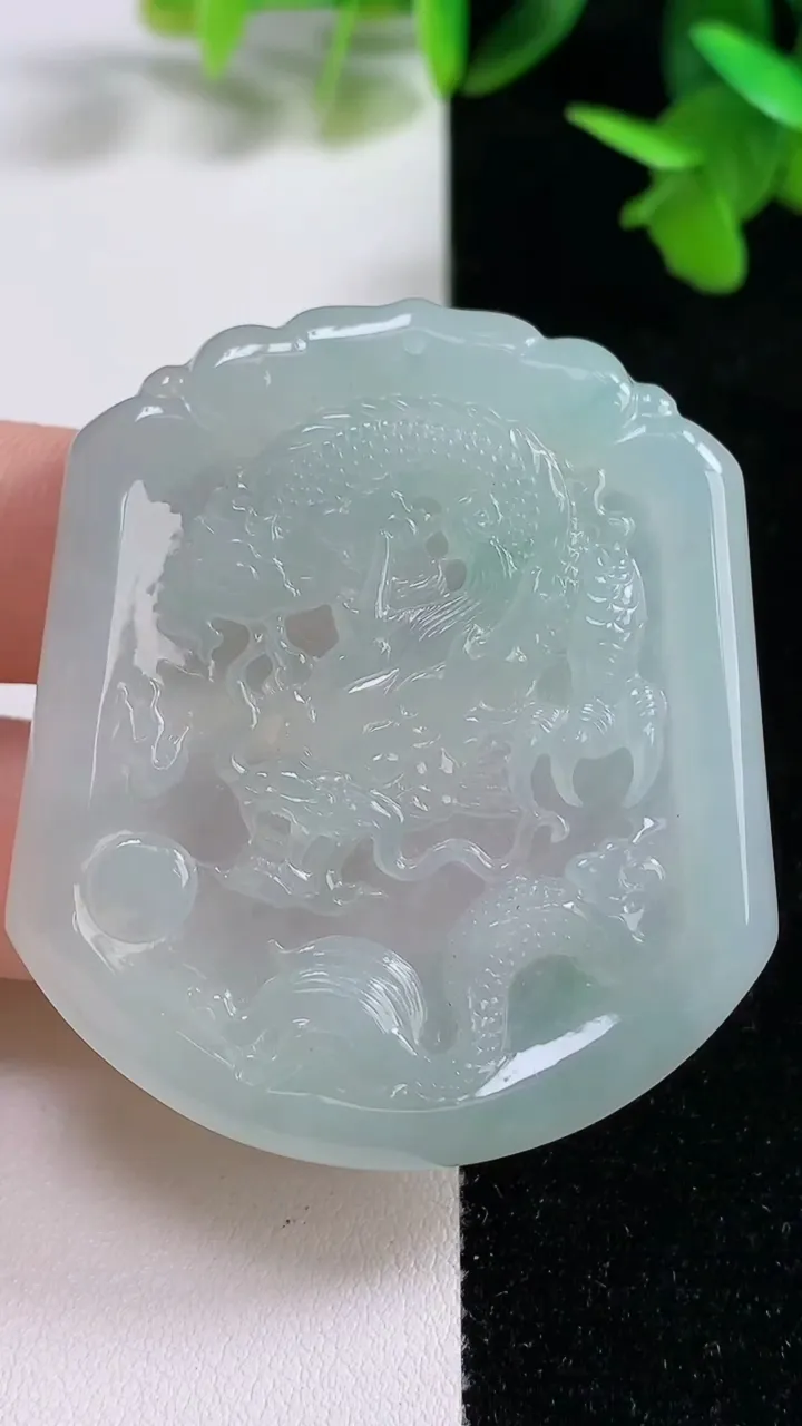 天然A货翡翠龙牌吊坠，尺寸50.3-44.8-4，重量:26.52g
9月16日