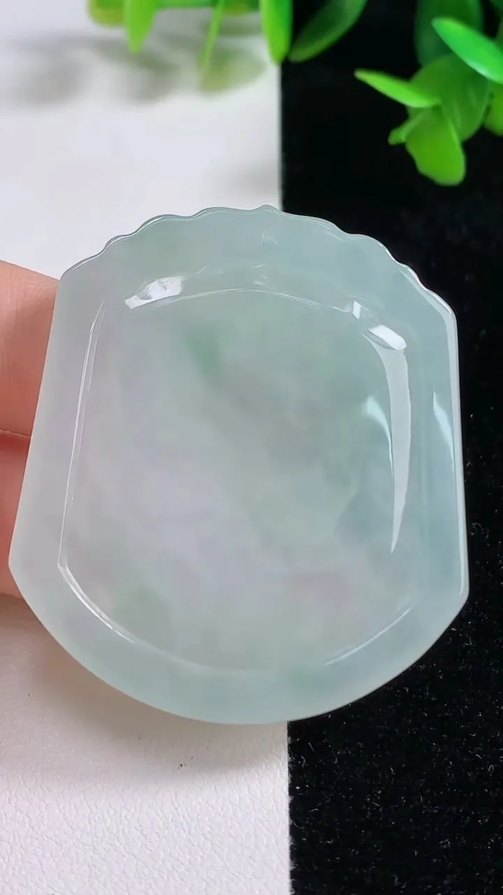 天然A货翡翠龙牌吊坠，尺寸50.3-44.8-4，重量:26.52g
9月16日