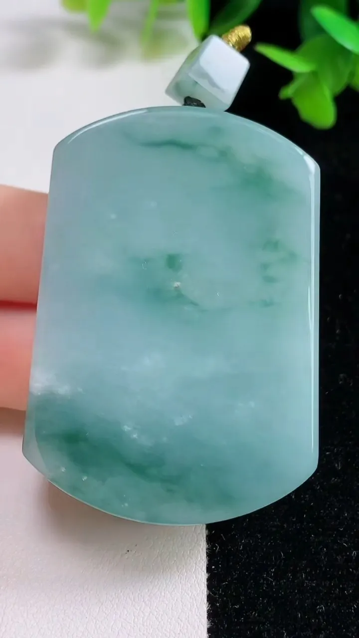 天然A货翡翠冰种飘花无事牌吊坠，尺寸54.7-37-11.6，重量:73.00g
9月16日