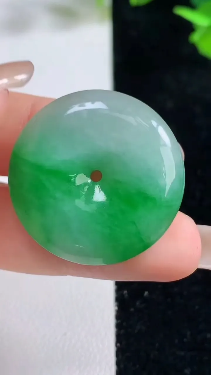 天然A货翡翠平安扣吊坠，尺寸29.5-6，重量:10.99g
9月16日