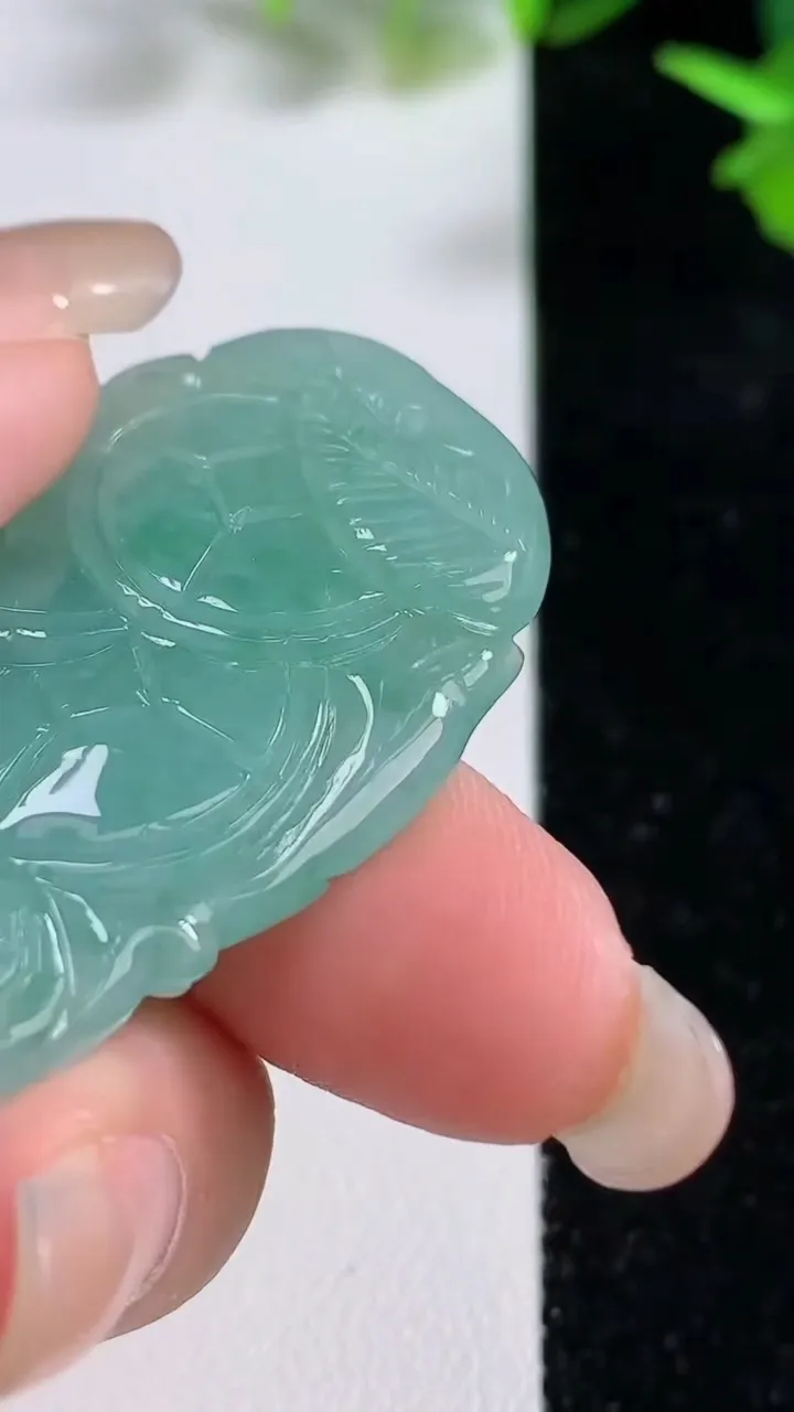 天然A货翡翠荷叶鱼吊坠，尺寸49-32.8-8.2，重量:25.86g
9月16日
