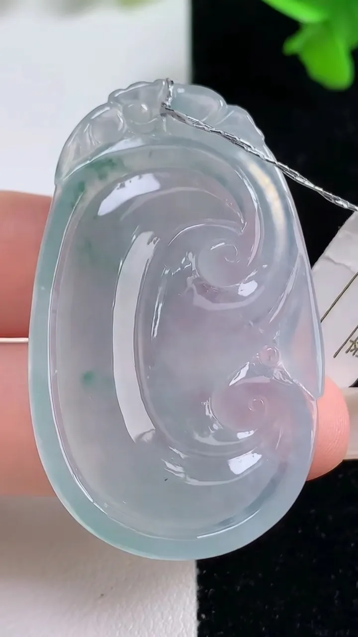 天然A货翡翠种飘花如意吊坠，尺寸47.4-29-5.5，重量:14.43g
9月16日