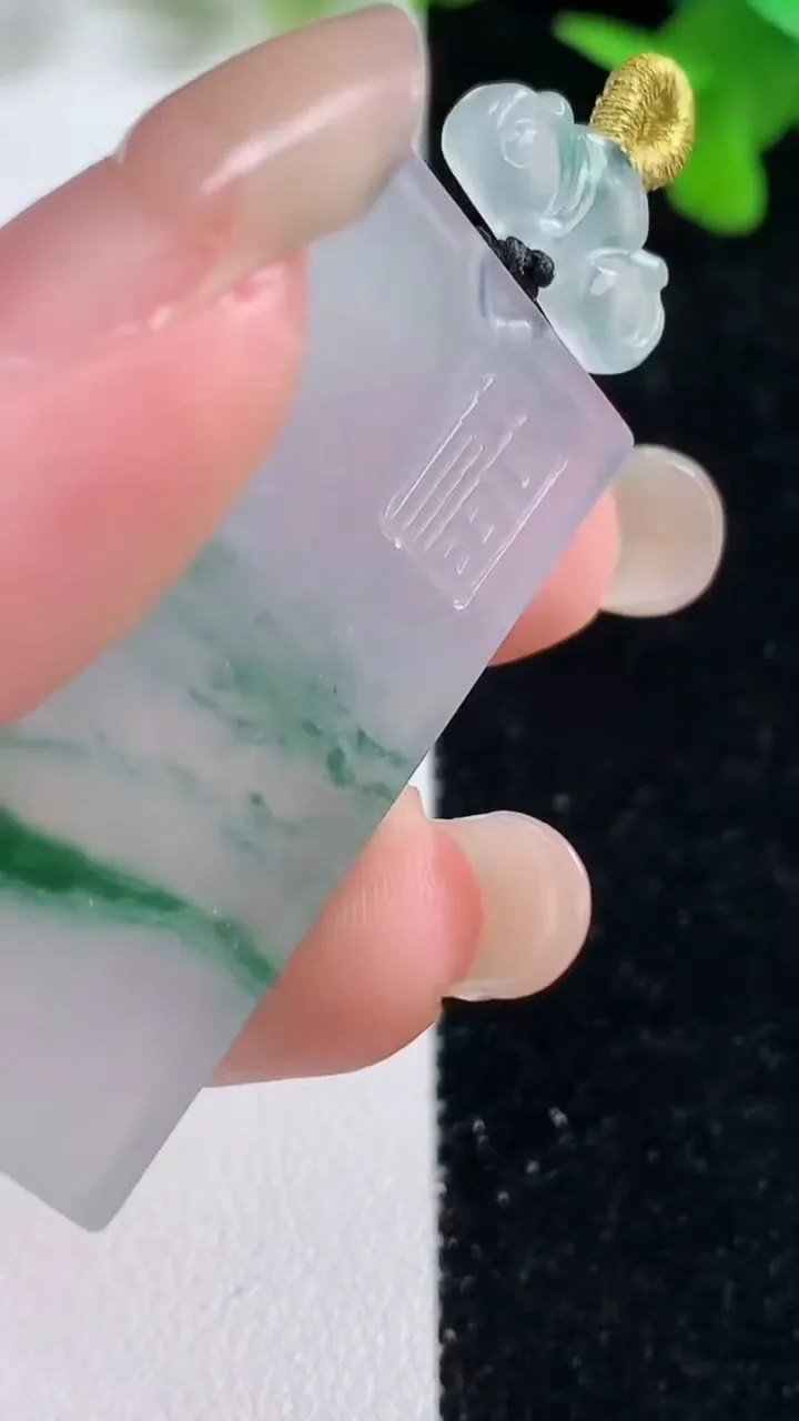 天然A货翡翠种飘花仿古无事牌吊坠，尺寸4.3-21.6-3.5，重量:12.00g
9月16日