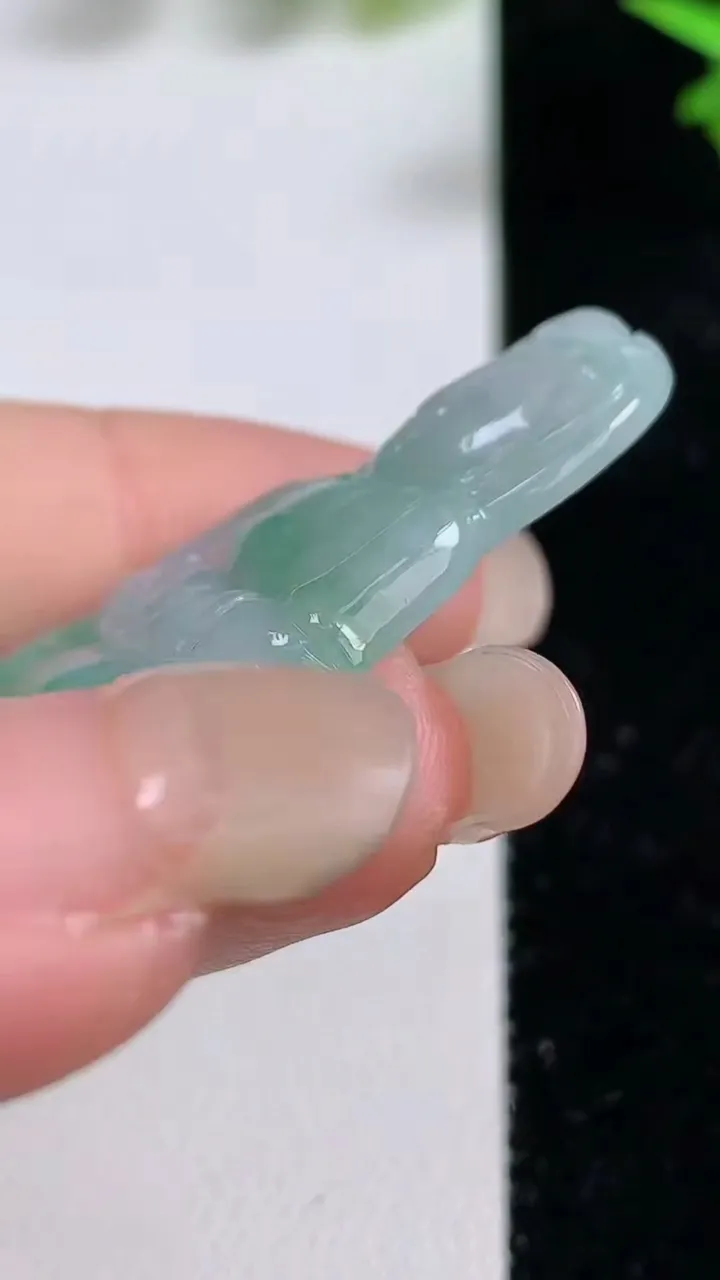 天然A货翡翠观音菩萨吊坠，尺寸43-22.2-4.8，重量:8.74g
9月16日