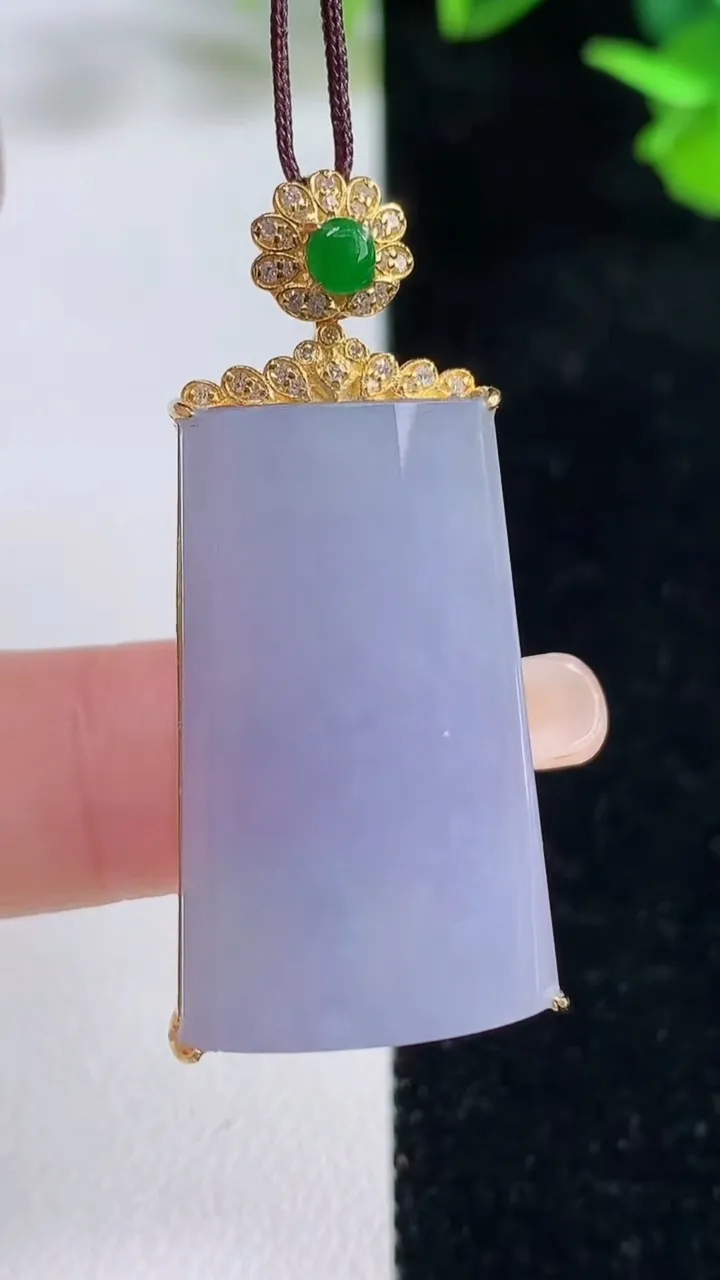 天然A货翡翠18k金紫罗兰无事牌吊坠，尺寸30-19.6-8，重量:11.50g
9月16日