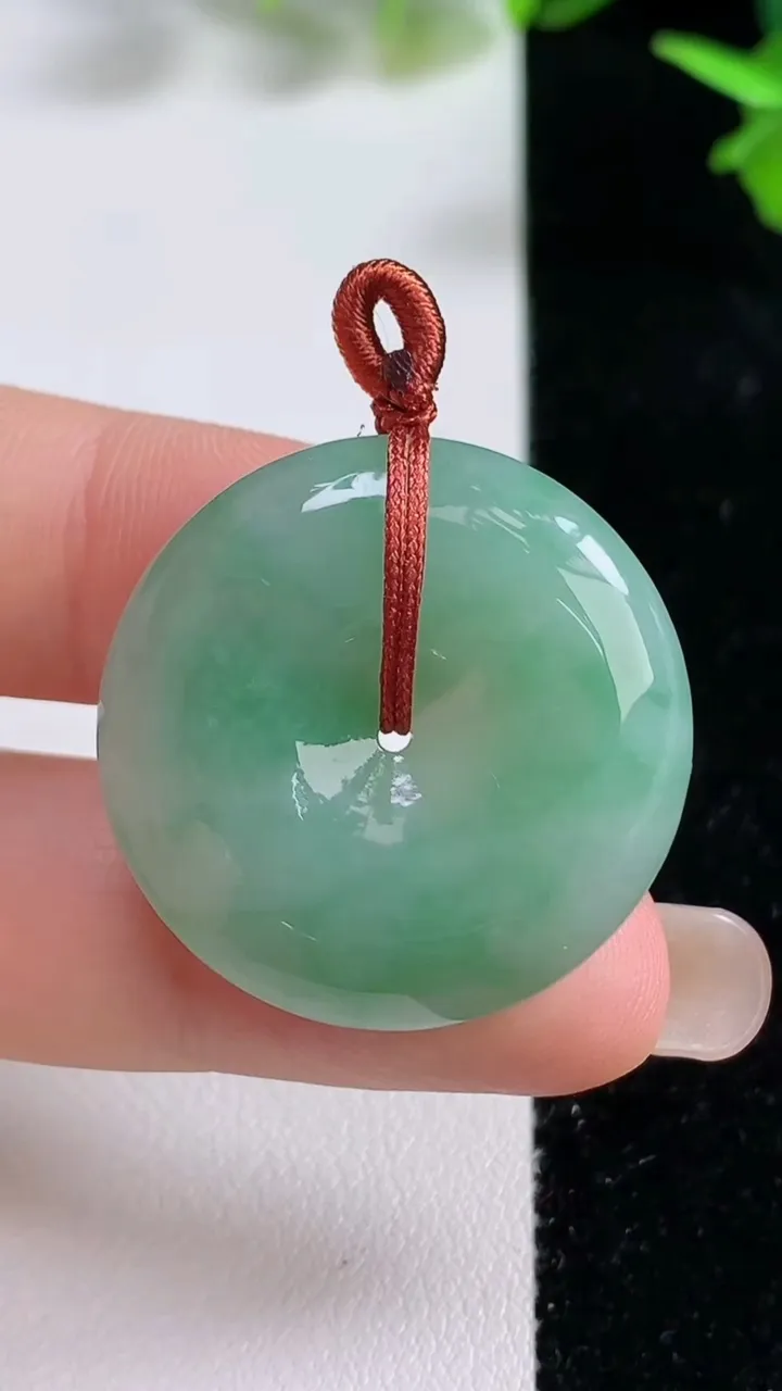 天然A货翡翠平安扣吊坠，尺寸28.3-6.6，重量:11.50g
9月16日