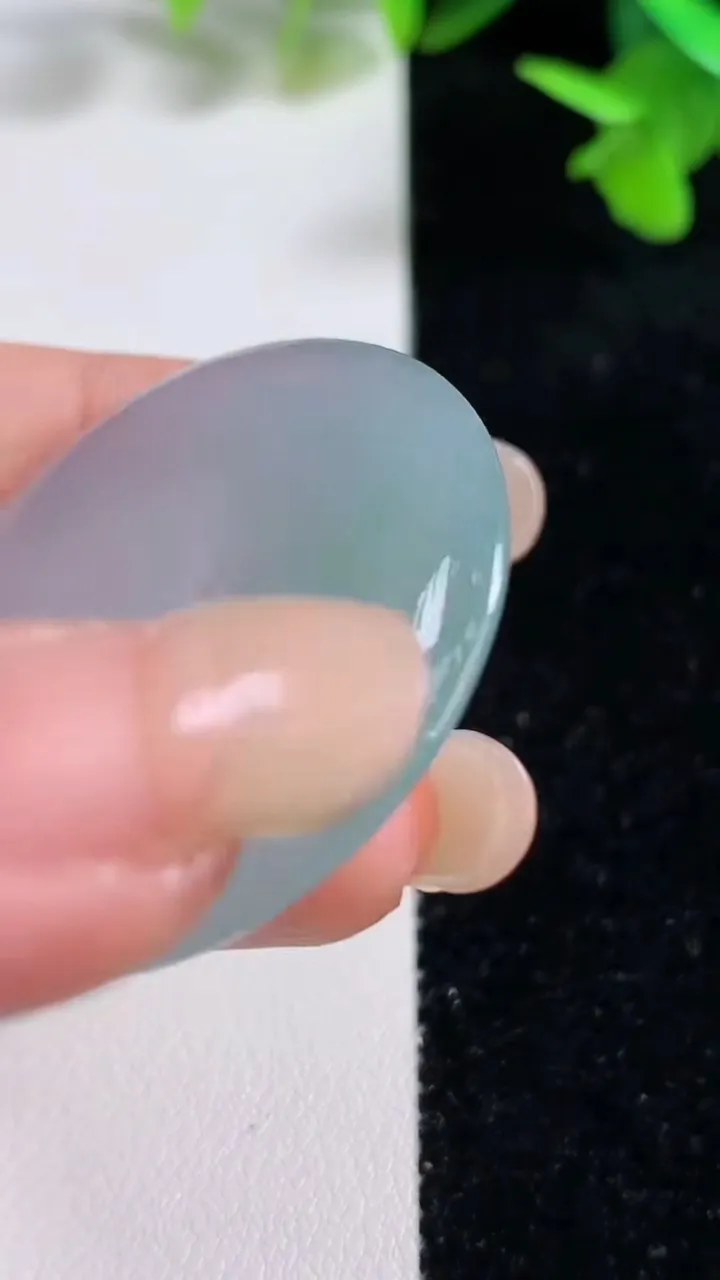 天然A货翡翠平安扣吊坠，尺寸37.8-5，重量:17.39g
9月16日