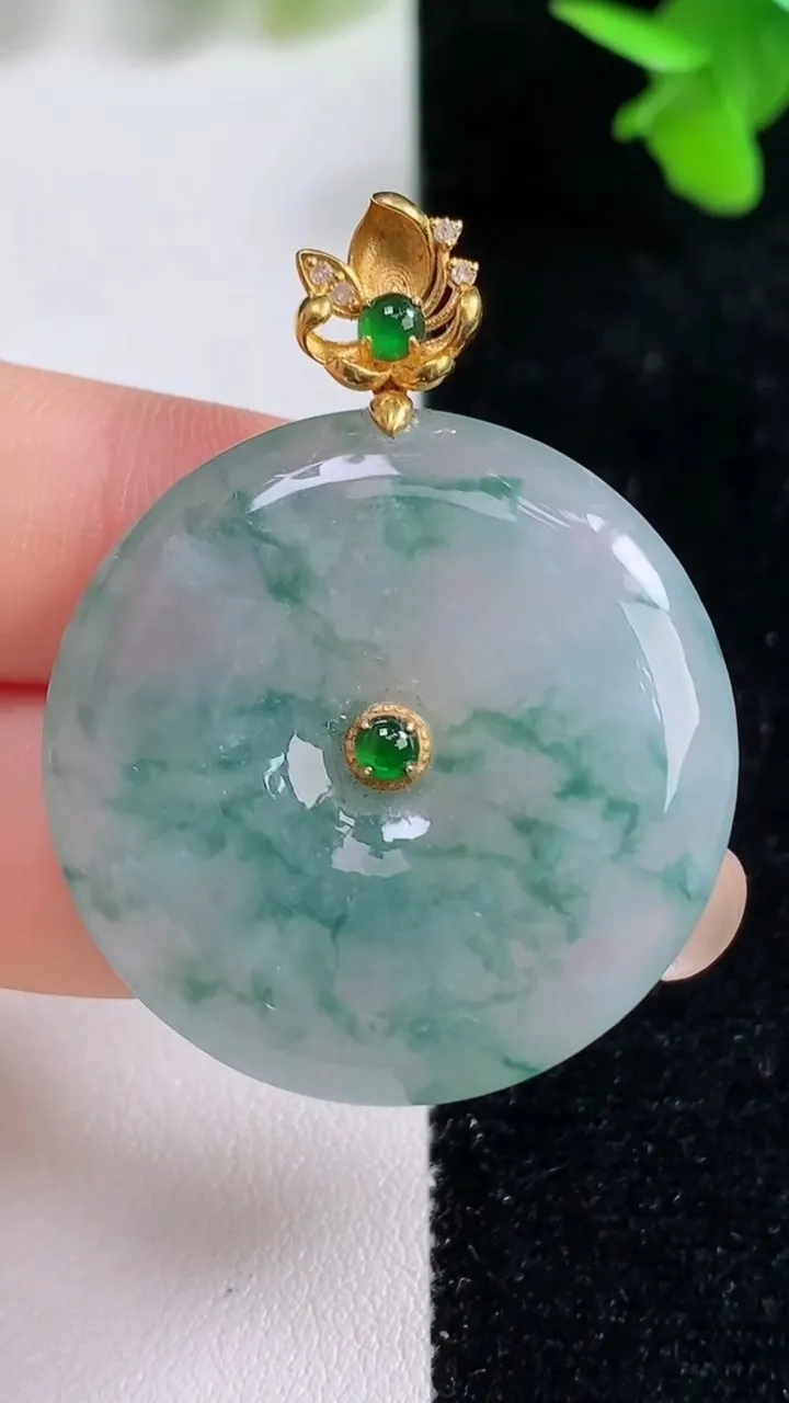 天然A货翡翠种飘花平安扣吊坠，尺寸32.6-6.5，重量:15.60g
9月16日