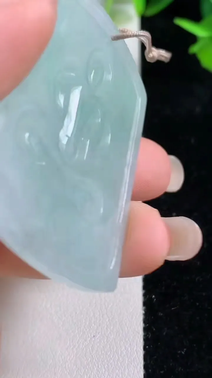 天然A货翡翠千手观音吊坠，尺寸52.2-41.4-5.7，重量:25.80g
9月16日
