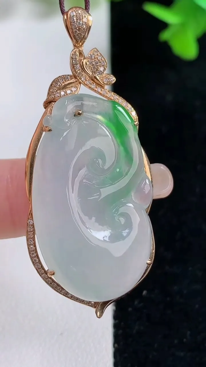 天然A货翡翠如意吊坠，尺寸48.6-21-8.5，裸石32.8-17.8重量:9.00g
9月16日