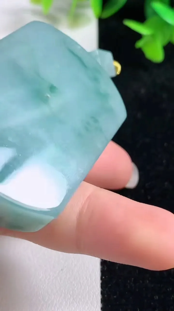 天然A货翡翠冰种飘花无事牌吊坠，尺寸54.7-37-11.6，重量:73.00g
9月16日