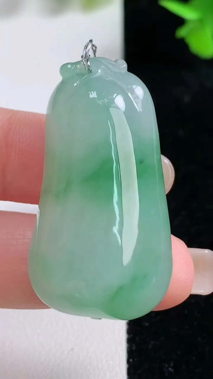 天然A货翡翠福瓜吊坠，尺寸40-22.4-10.8，重量:18.07g
9月16日