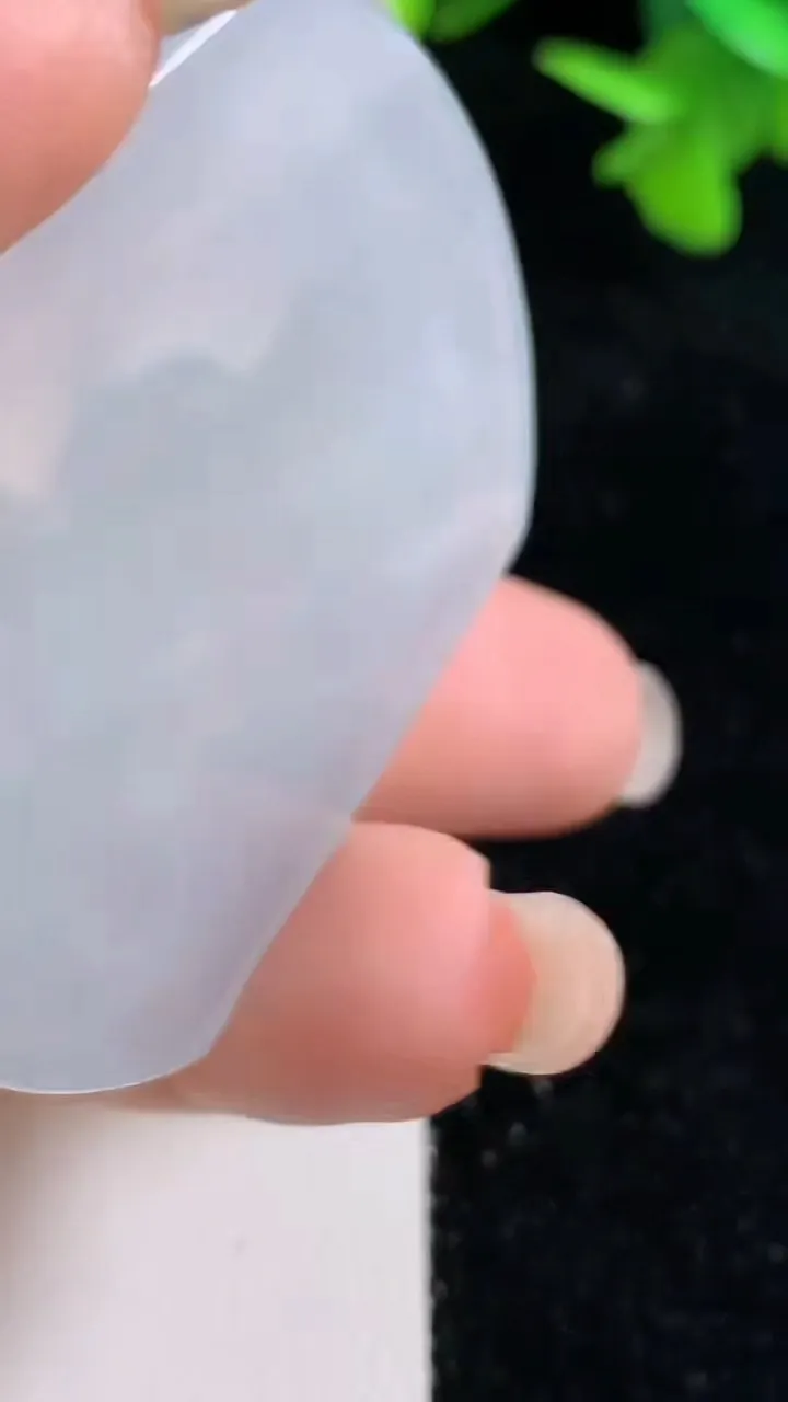 天然A货翡翠观音菩萨吊坠，尺寸49.8-39.3-5.3，重量:23.76g
9月16日