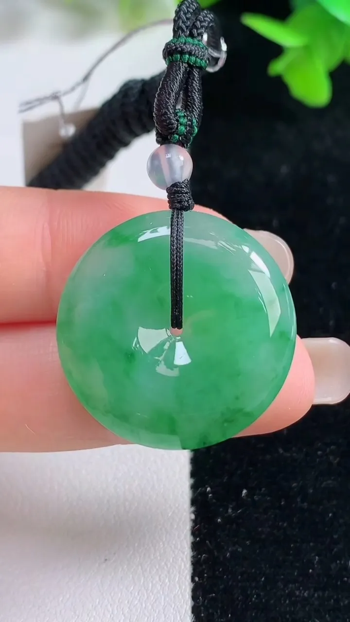 天然A货翡翠平安扣吊坠，尺寸26-5.8，重量:9.90g
9月16日
