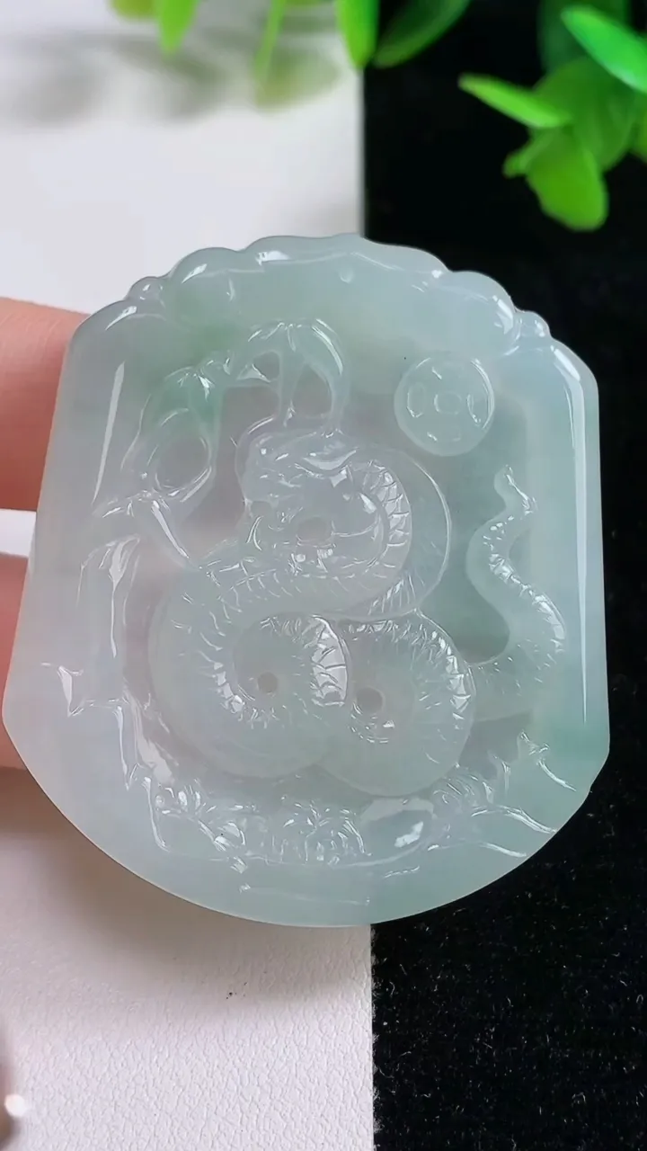 天然A货翡翠生肖蛇吊坠，尺寸50.5-44.8-4.7，重量:25.95g
9月16日