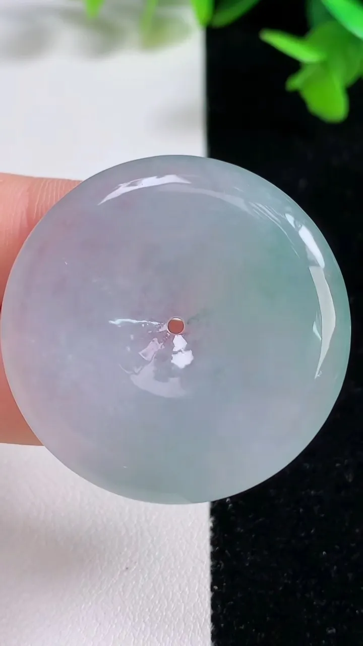 天然A货翡翠平安扣吊坠，尺寸37.8-5，重量:17.39g
9月16日
