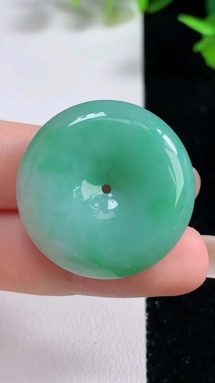 天然A货翡翠平安扣吊坠，尺寸30-6.6，重量:13.24g
9月16日
